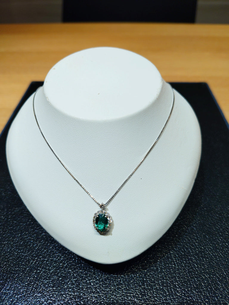 オーバルカットのエメラルド